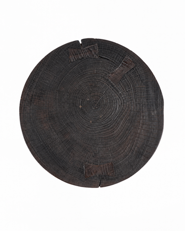 Mesa auxiliar redonda de madera oscura, vista cenital del tablero circular