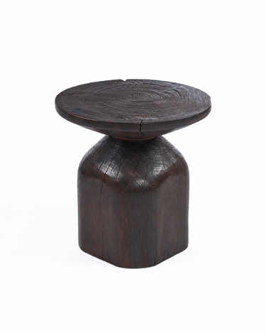 Mesa auxiliar redonda de madera oscura, vista oblicua del tablero y el pie