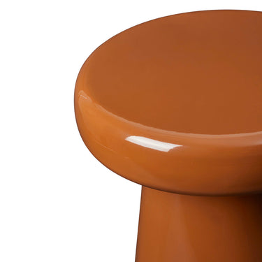 Detalle del tablero esmaltado moca de la mesa auxiliar de Broste Copenhagen