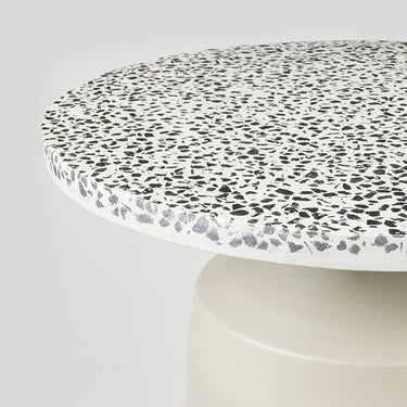 Detalle del tablero de terrazo de la mesa auxiliar de Broste Copenhagen