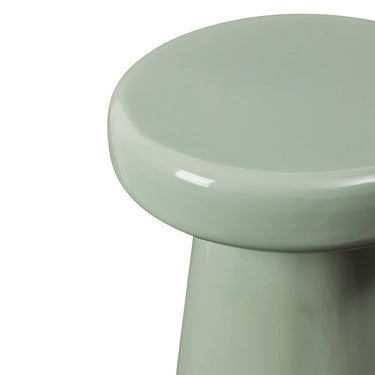Detalle del tablero verde salvia de la mesa auxiliar de Broste Copenhagen