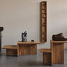 Mesa auxiliar de roble con dos alturas de Ferm Living, roble natural: dos mesas de roble escalonadas con objetos escultóricos.