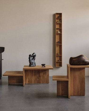 Mesa auxiliar de roble con dos alturas de Ferm Living, roble natural: dos mesas de roble escalonadas con objetos escultóricos.