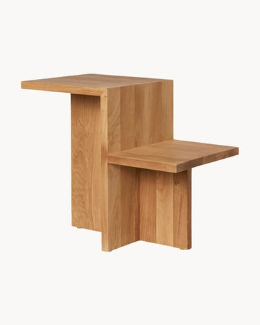 Mesa de Ferm Living: vista diagonal de una mesa con planos verticales entrecruzados.