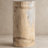 Mesa auxiliar de madera de suar marrón natural de Vical ante pared texturizada topo claro