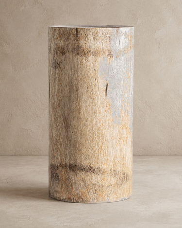 Mesa auxiliar de madera de suar marrón natural de Vical ante pared texturizada topo claro