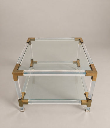 Mesa auxiliar transparente de dos niveles, 55 cm — vista frontal del estante inferior