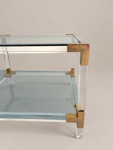 Mesa auxiliar transparente de dos niveles, 55 cm — detalle de una esquina superior