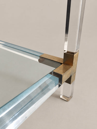 Mesa auxiliar transparente de dos niveles, 55 cm — detalle de la pata y unión inferior