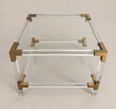 Mesa auxiliar transparente de dos niveles, 55 cm — vista oblicua desde el lado contrario