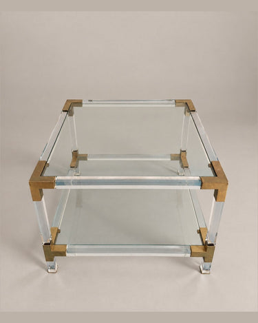 Mesa auxiliar transparente de dos niveles, 55 cm — vista frontal del estante inferior