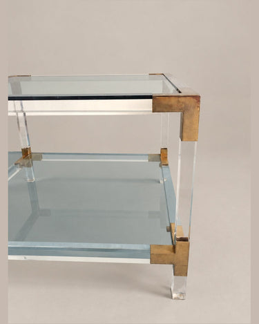 Mesa auxiliar transparente de dos niveles, 55 cm — detalle de una esquina superior