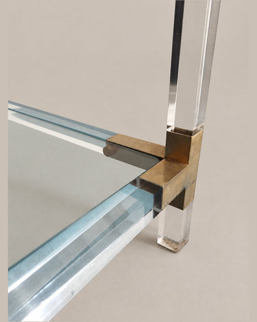 Mesa auxiliar transparente de dos niveles, 55 cm — detalle de la pata y unión inferior