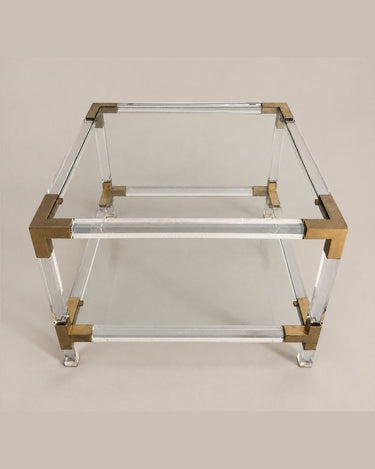 Mesa auxiliar transparente de dos niveles, 55 cm — vista oblicua desde el lado contrario