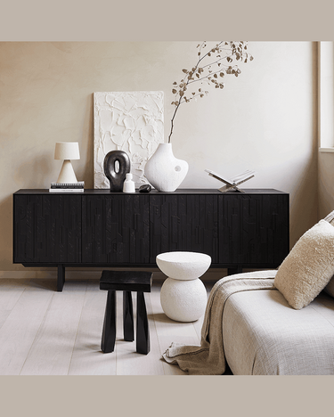 Detalle del acabado rugoso de la mesa auxiliar Umi
