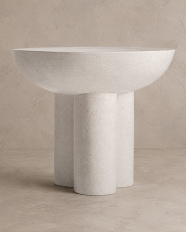 Mesa auxiliar de terrazo blanco roto Vical sobre fondo topo claro