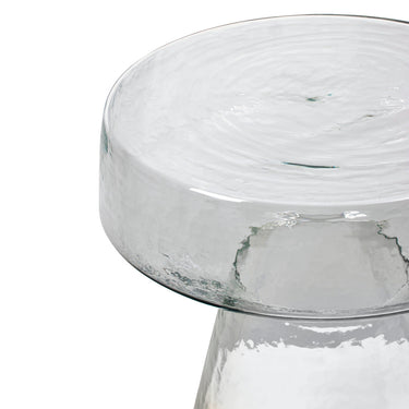 Detalle del vidrio martillado de la mesa auxiliar transparente