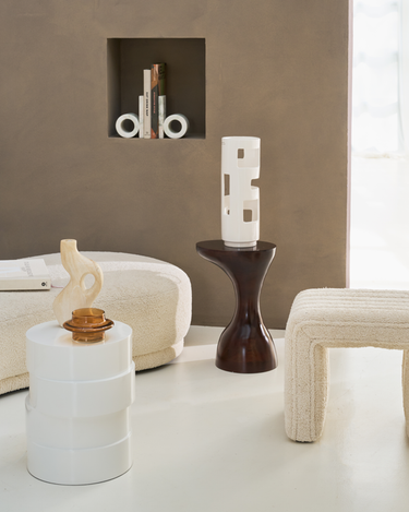 Mesa auxiliar Vina de madera de mango acabado nogal de Urban Nature Culture, en una composición con sillones blancos