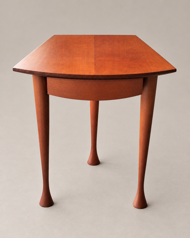 Vista frontal de la mesa auxiliar vintage de madera y patas curvas, centrada y completa