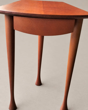 Frente curvado y patas de la mesa auxiliar vintage de madera