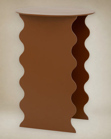 Mesa auxiliar Wavy junto a otra mesa de la colección