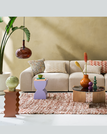 Mesa auxiliar Wavy en una composición de interior