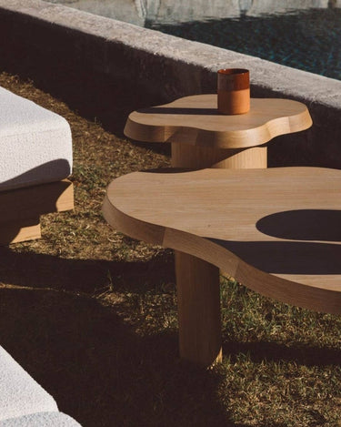 Mesa baja de roble con diseño contemporáneo