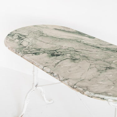 Detalle del canto de mármol verde veteado