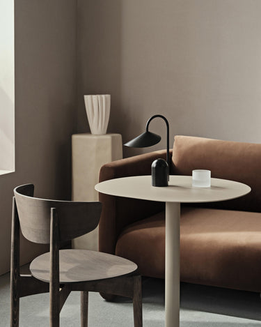 Mesa de café de acero beige en una terraza