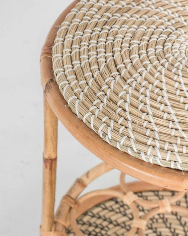 Mesa camarera de ratán con tablero trenzado