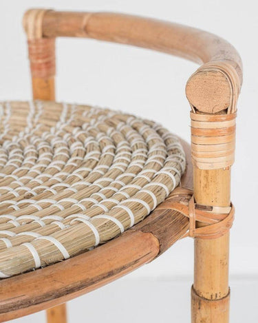 Detalle de mesa camarera de ratán natural