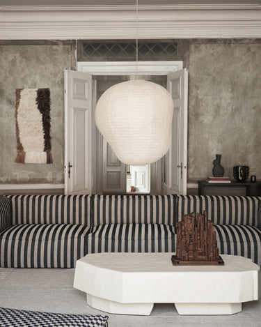 Conjunto de salón con mesa completa, sofá de rayas y puertas dobles.