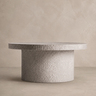 Mesa de centro de cemento beige de Vical ante pared texturizada topo claro