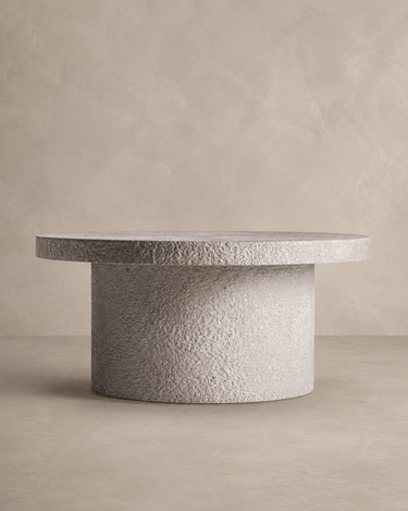 Mesa de centro de cemento beige de Vical ante pared texturizada topo claro