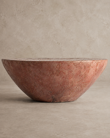 Mesa de centro de cemento terracota envejecido de Vical ante pared texturizada topo claro