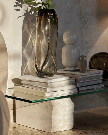 Detalle del mármol y el cristal de la mesa de centro