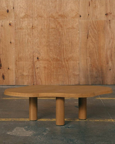Mesa de centro irregular en salón contemporáneo
