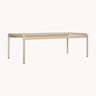 Mesa baja beige aislada en tres cuartos.