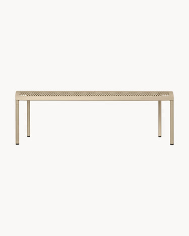Mesa de Ferm Living: mesa baja rectangular beige en vista frontal.