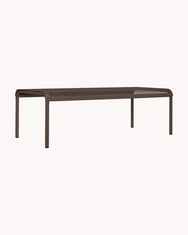 Mesa de Ferm Living: mesa baja rectangular chocolate en tres cuartos.