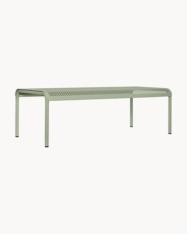 Mesa de Ferm Living: mesa baja rectangular verde aislada en tres cuartos.