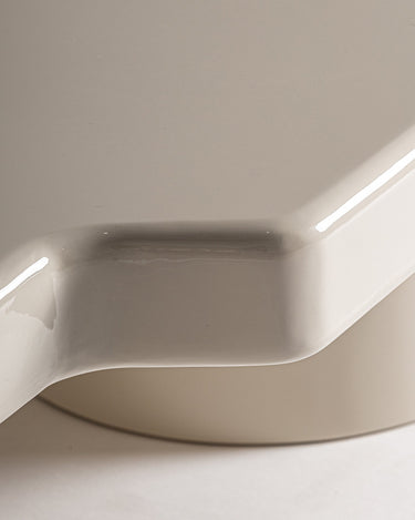Mesa de centro de juego de 2 dm beige brillante de Vical, detalle del perfil curvo y del acabado beige brillante