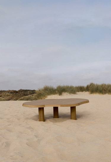 Mesas de Gabrielle Paris, proporción y material de mesa de centro de madera maciza de iroko