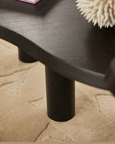Mesa de centro orgánica con chapa de roble