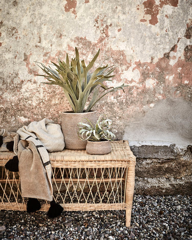 Mesa de centro de ratán natural en ambiente boho