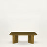 Mesa de Gabrielle Paris, silueta y acabado de mesa de centro rectangular de madera lacada ámbar
