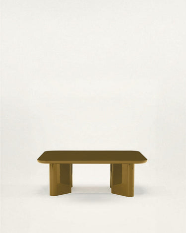 Mesa de Gabrielle Paris, silueta y acabado de mesa de centro rectangular de madera lacada ámbar