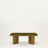 Mesa de Gabrielle Paris, silueta y acabado de mesa de centro rectangular de madera lacada ámbar