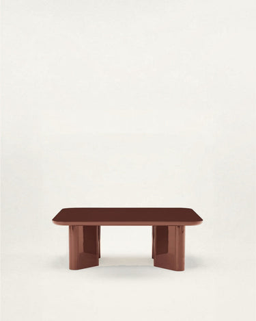 Mesa de Gabrielle Paris, silueta y acabado de mesa de centro rectangular de madera lacada arándano