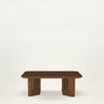 Mesa de Gabrielle Paris, silueta y acabado de mesa de centro rectangular de madera lacada caramelo